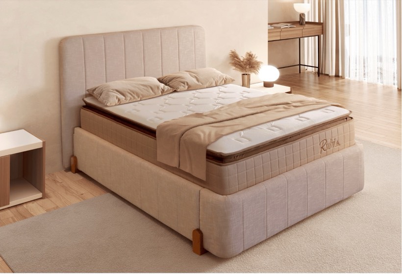 Cama estofada bege em quarto elegante