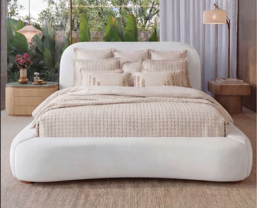 Cama clara de linhas arredondadas