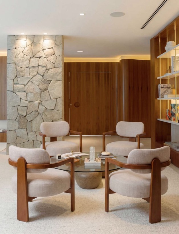 Poltronas e mesa de centro em sala acolhedora