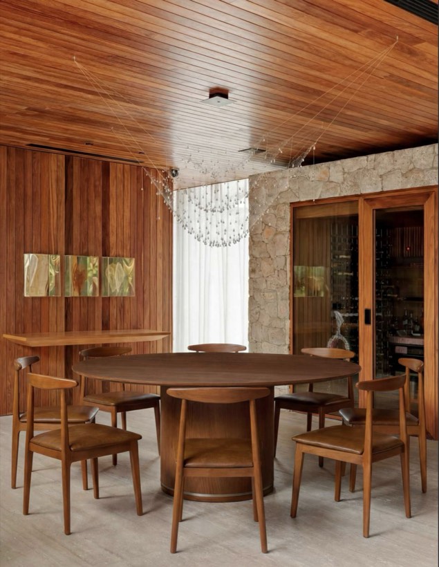 Mesa de jantar de madeira com cadeiras estofadas